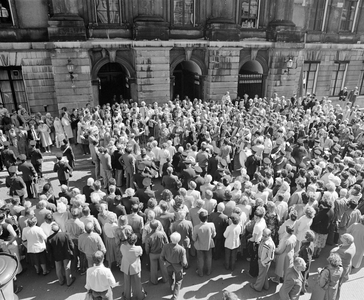 102764 Afbeelding van de ontvangst van de veteranen van het Reconnaissance Regiment van de 49th West Riding Division ...